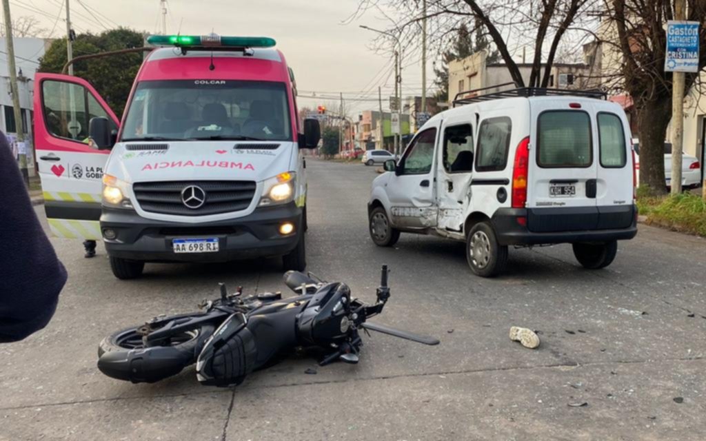 Un impactante accidente sobre la Av. 122 terminó con un motociclista internado