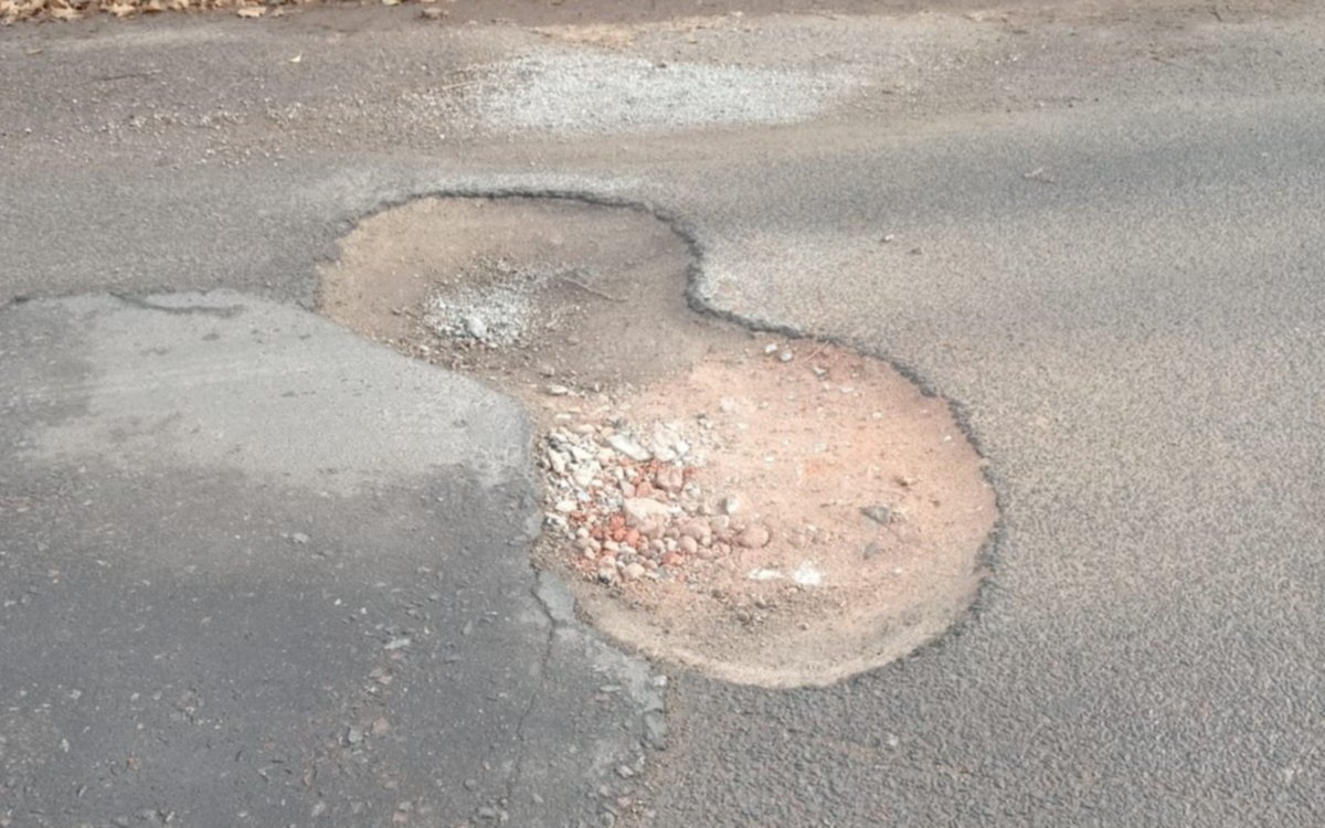 Un gran bache en plena calle preocupa a los vecinos de un barrio de La Plata