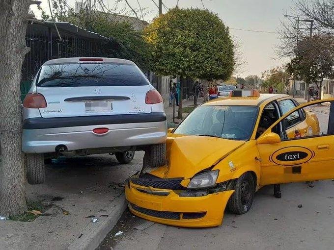 Insólito: encañonaba a una taxista en Córdoba y fue asaltado por “colegas”