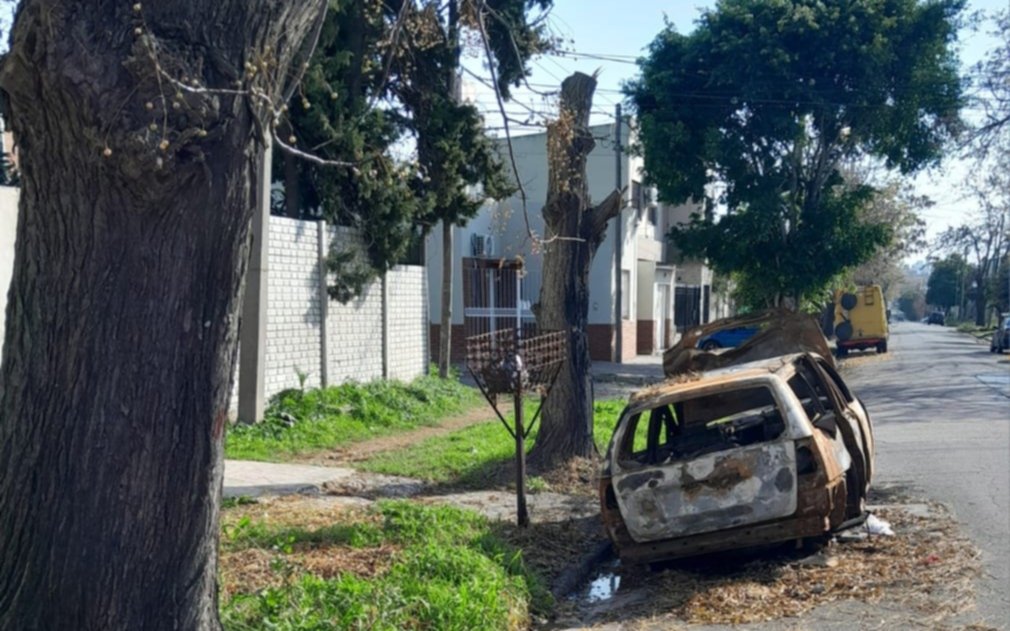 Misterio por un auto quemado en un barrio de La Plata: "Hace días..."