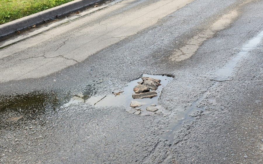 Caños rotos y una pérdida de agua en un barrio de La Plata