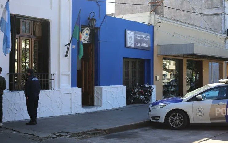 Dos policías detenidos en La Plata por robar en la casa de una mujer fallecida