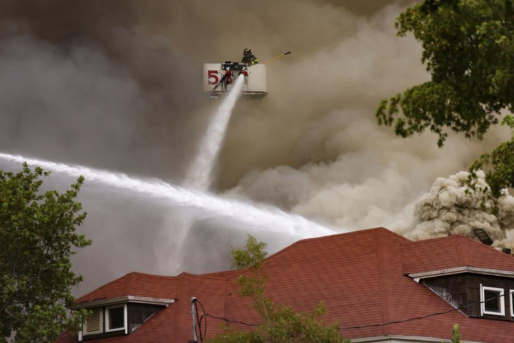 Incendio en un complejo habitacional de Miami con heridos, uno de bala