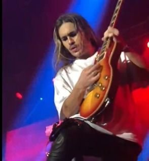 VIDEO VIRAL.- El inesperado "regalito" que recibió Pato Sardelli cuando hacía un solo en medio de un recital de Airbag