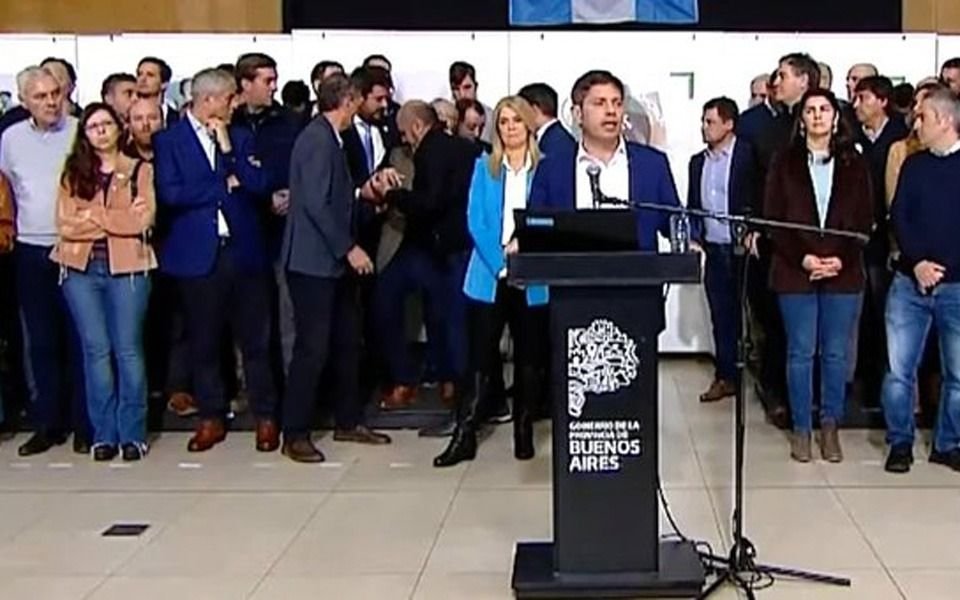 Susto en plena conferencia de Axel Kicillof: un intendente se desvaneció y fue atendido por Nicolás Kreplak
