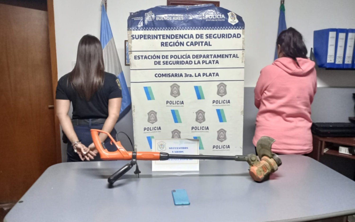 Le robó la bordeadora a su vecina y terminó detenida en Los Hornos