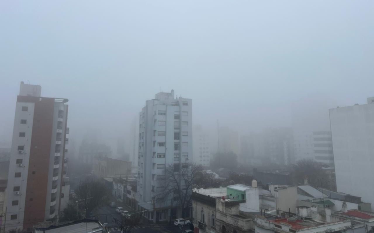 La Plata cubierta de neblina y lanzan un alerta: ¿"veranito" y tormenta a la vista?