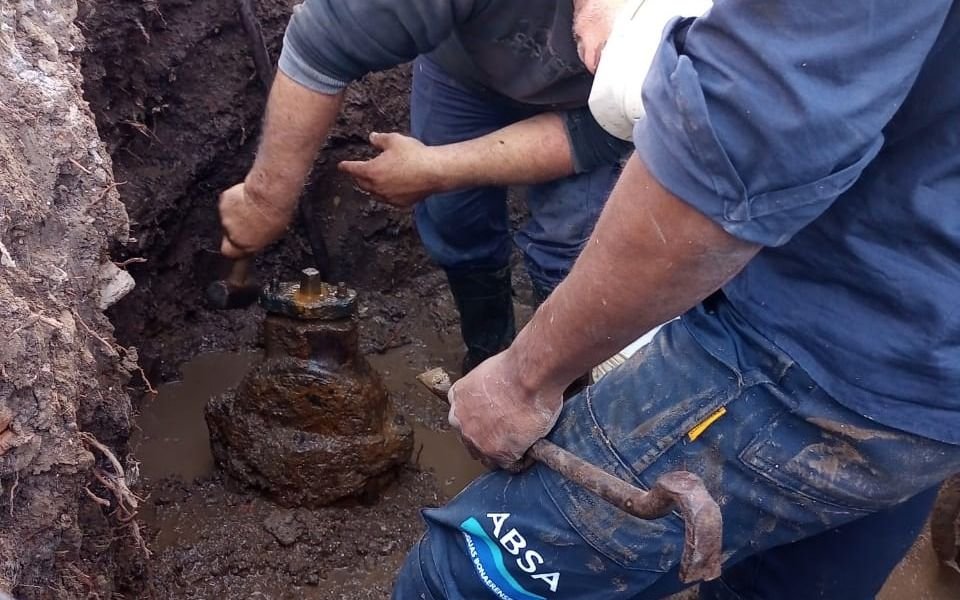 Falta de agua y baja presión en La Plata: a qué barrio afectan las obras de Absa