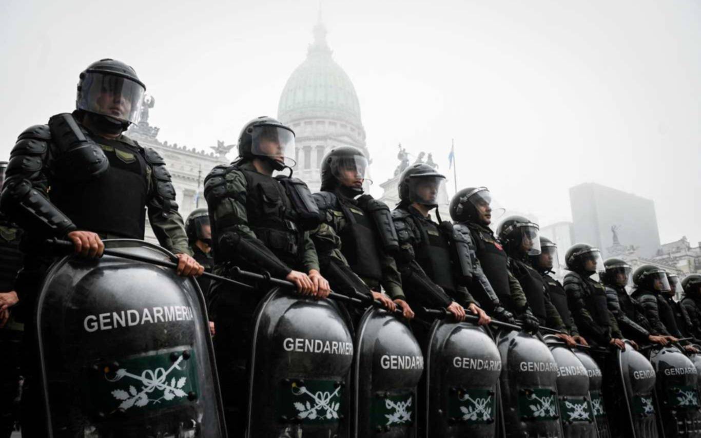 Tensión frente al Congreso: la policía desaloja a los manifestantes y detenidos
