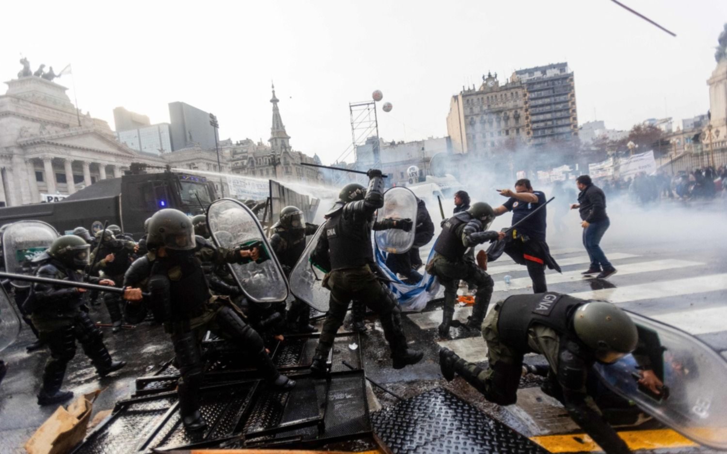 En FOTOS | Los incidentes frente al Congreso en el debate de la Ley Bases