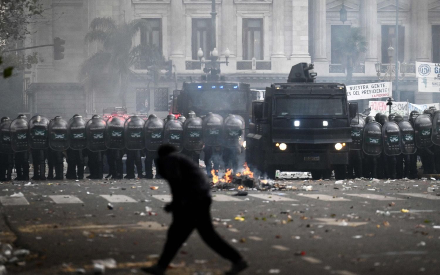 El Gobierno felicitó a las fuerzas de seguridad que actuaron afuera del Congreso: "Intentaron perpetrar un golpe de Estado"