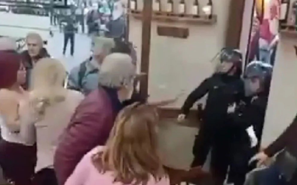 VIDEO. Echaron de una pizzería a dos policías que quisieron entrar al baño y rompieron un vidrio
