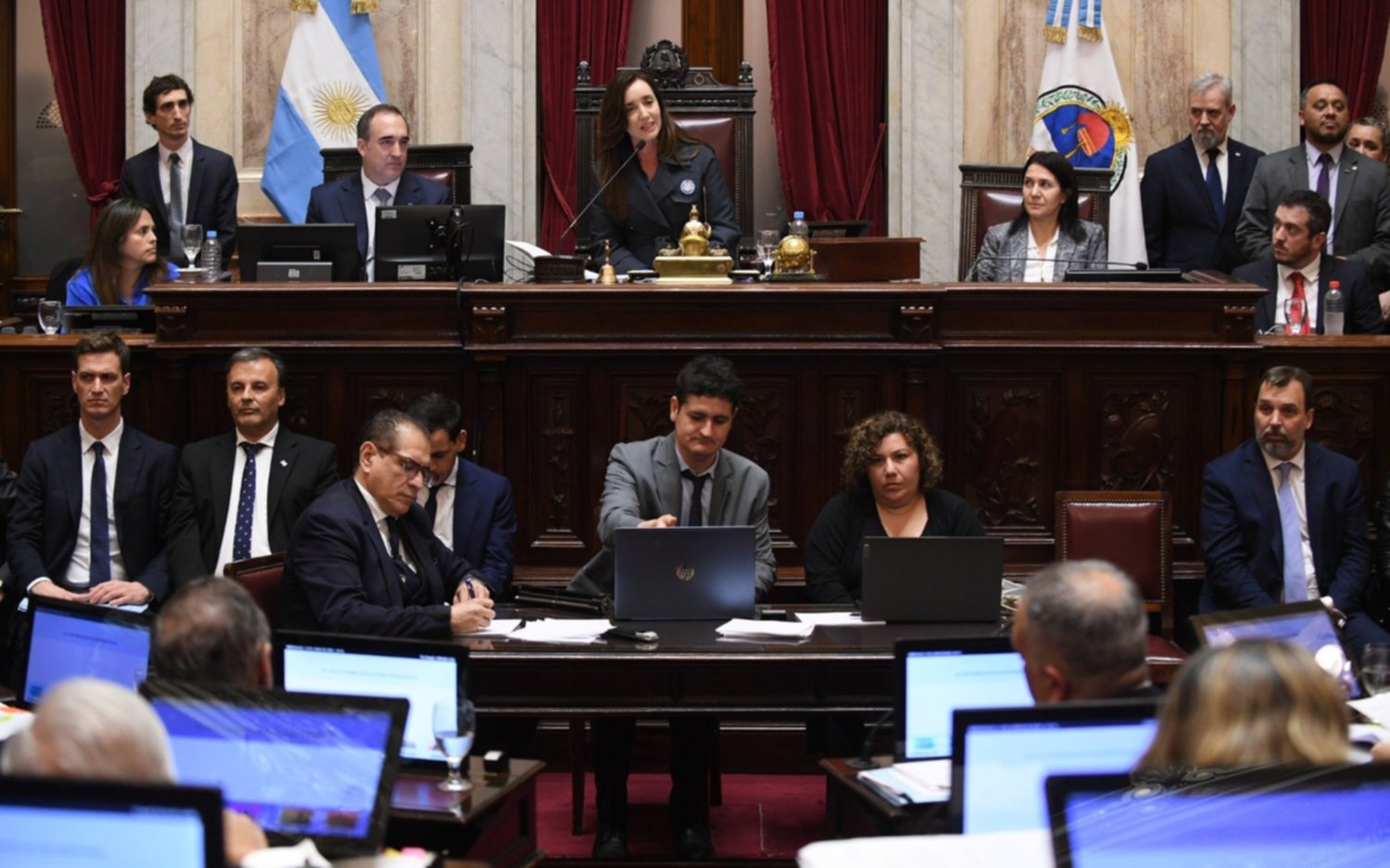 La primera reacción de los mercados tras aprobarse la Ley Bases en el Senado 