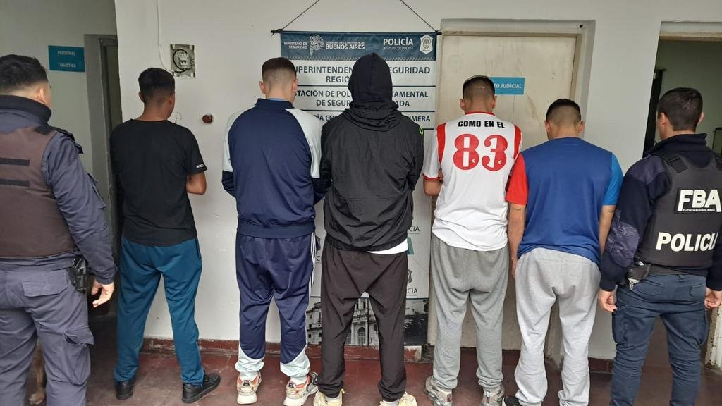 Circulaban en un auto robado y llevaban droga