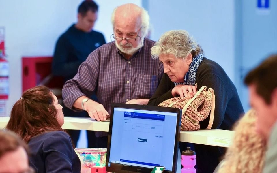 Cuánto subirán las jubilaciones en julio y que pasará con el bono