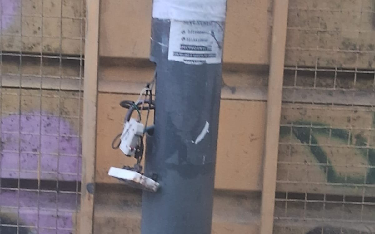 Poste con cables sueltos en el centro de La Plata “a la altura de cualquier chico”