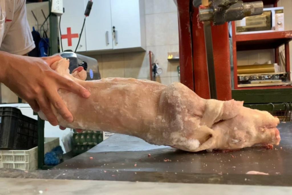 ¿Vaca o cerdo?: incertidumbre sobre el asado para agasajar a los padres