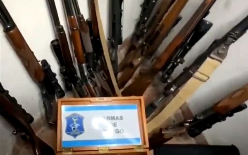 VIDEO. Armas acopiadas y miles de municiones en los allanamientos del caso que estalló en la Policía