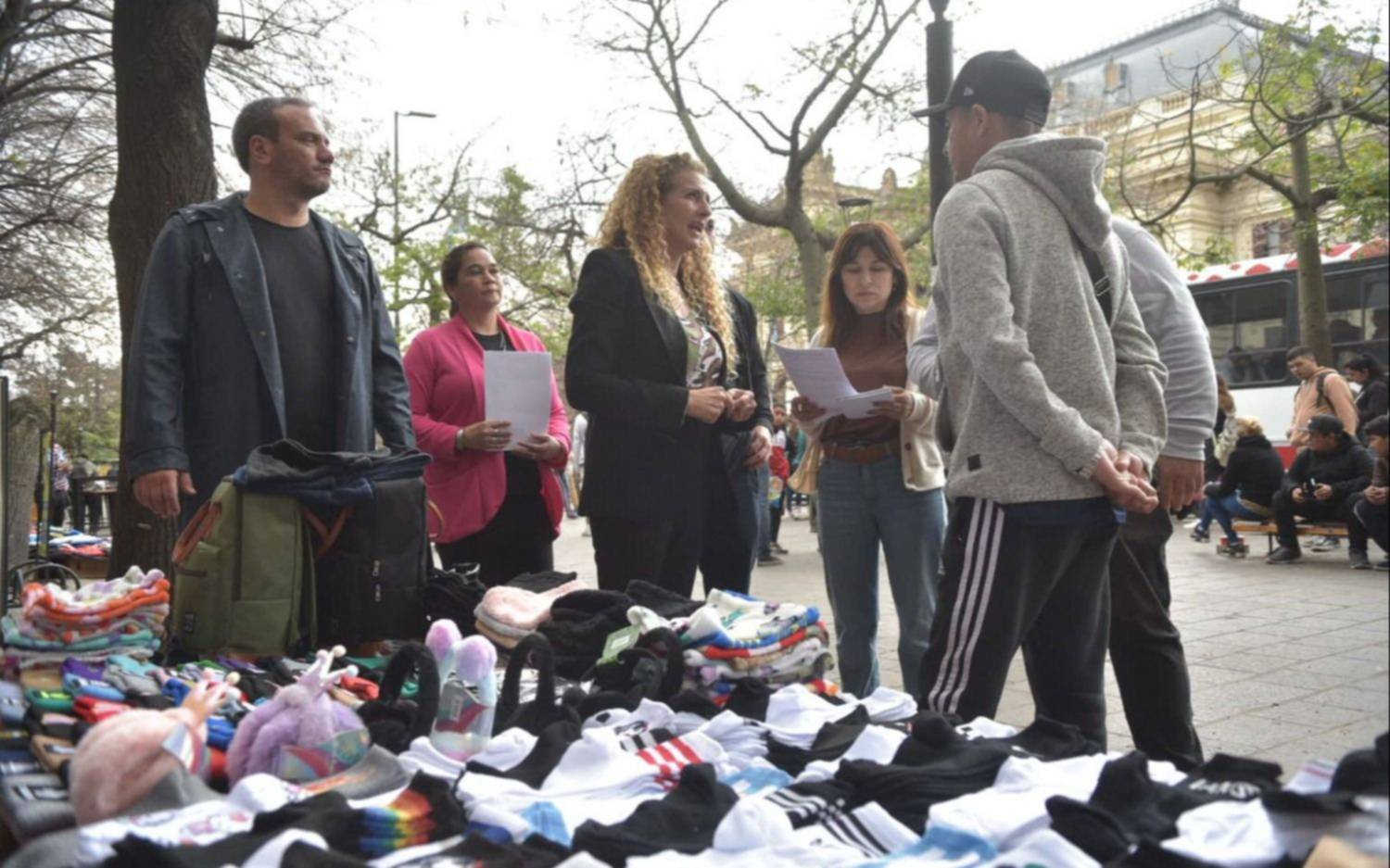 Manteros en el centro de La Plata: la Comuna les propuso un programa relocalización