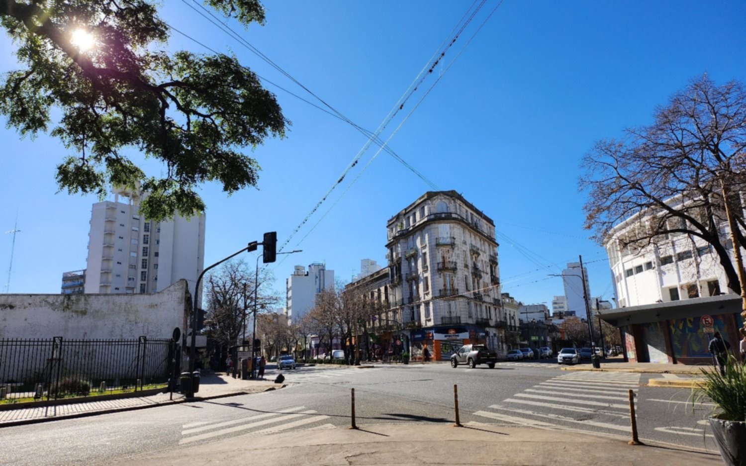 A puro sol, sin humedad y más fresco: día por día, el clima en La Plata durante el finde largo