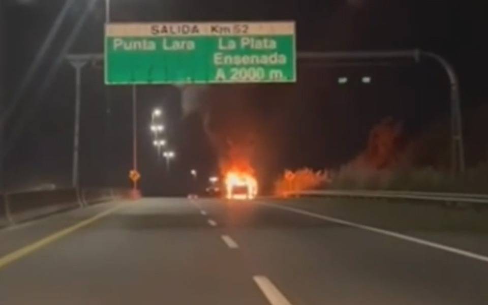 Un auto fue consumido por las llamas en la Autopista Buenos Aires - La Plata