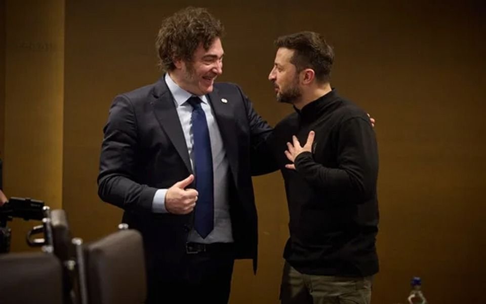 Milei se reunió con Volodímir Zelenski en la Cumbre Global por la Paz y recibió la "Orden de la Libertad"