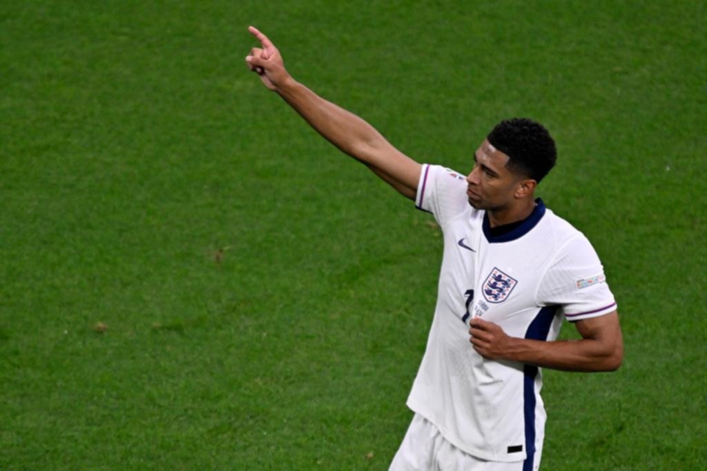 Inglaterra no convenció, pero pudo ganar y es único puntero