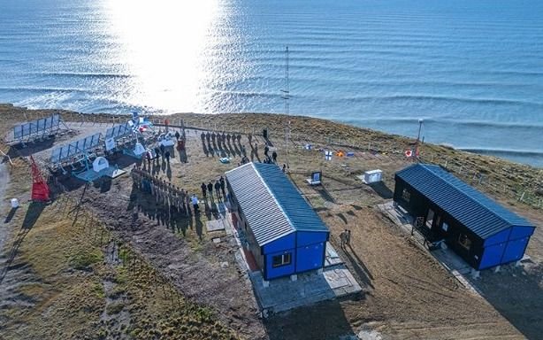 Tras las críticas públicas de Boric, el Gobierno envió personal para retirar los paneles instalados en territorio chileno