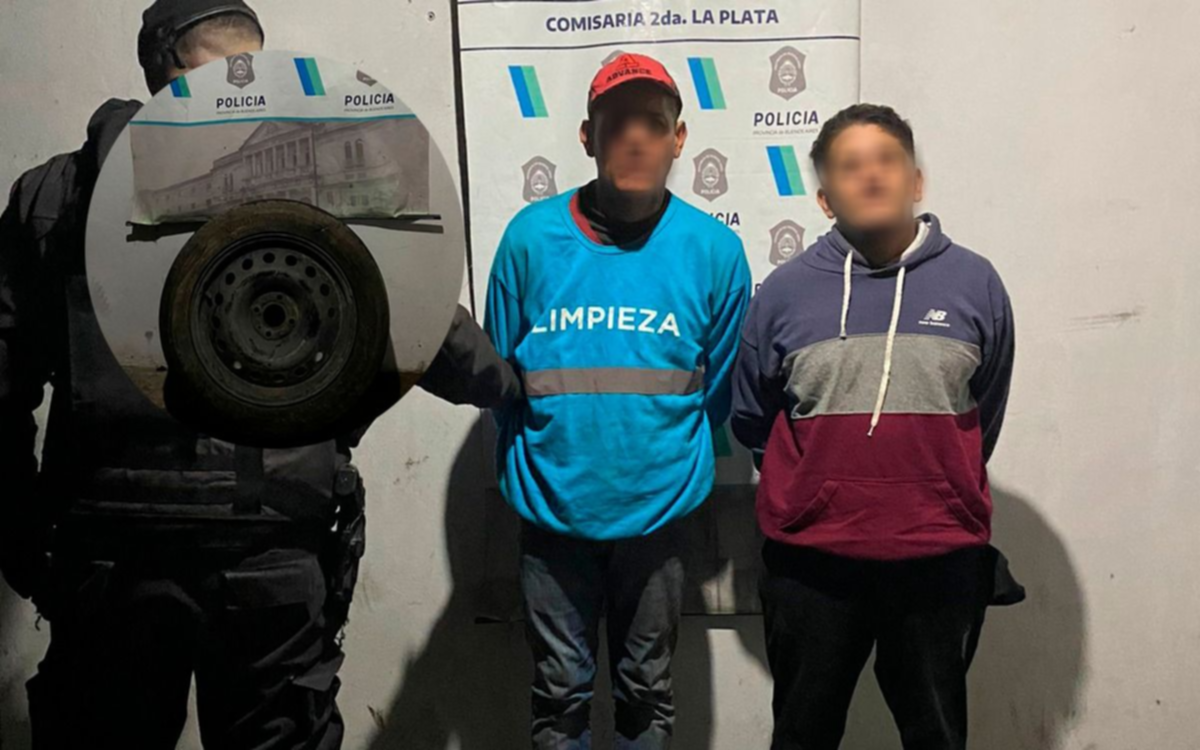 La Plata: se tomaron un taxi para robar ruedas, vieron a la policía y escaparon a pie