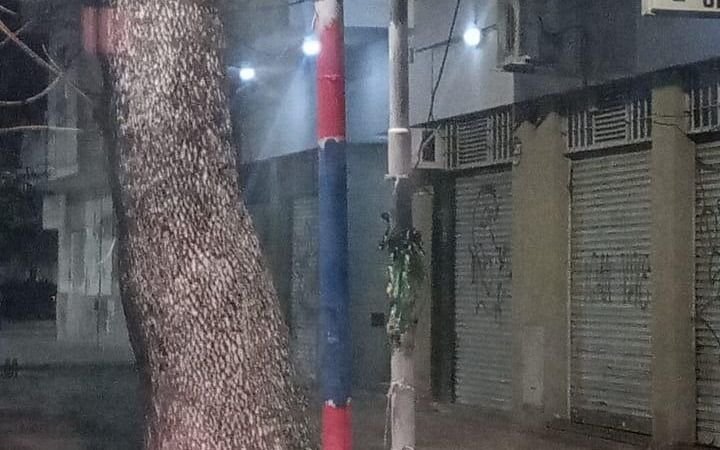 Guerra de pintadas en La Plata: cambian a azul y blanco los postes rojos y blancos, y terminan presos