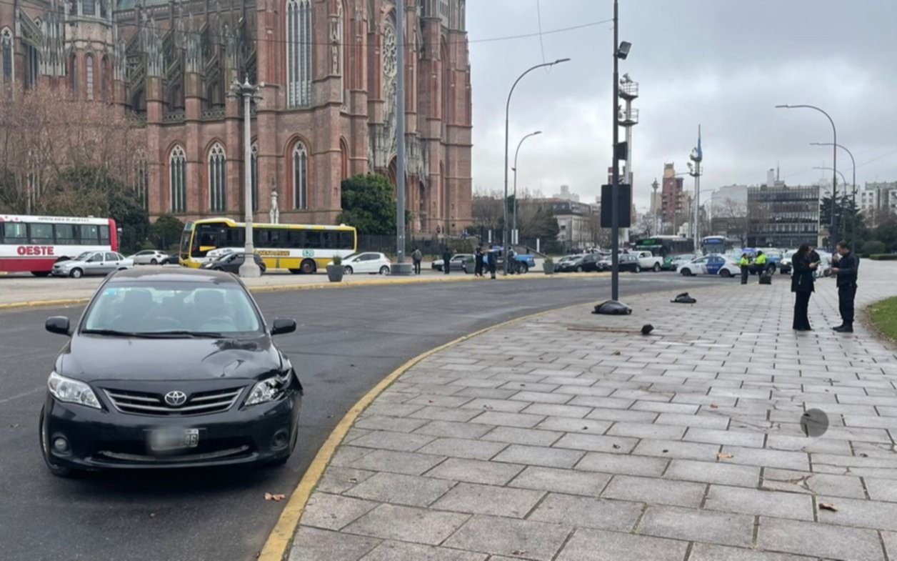Un Corolla atropelló a dos barrenderas frente a Plaza Moreno