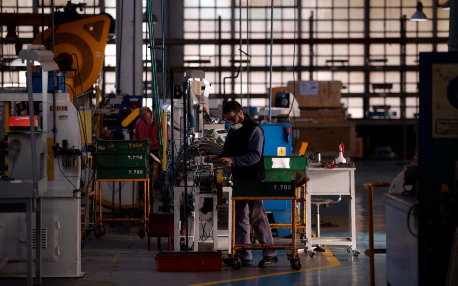La industria cayó 14,2% en abril y se perdieron más de 15 mil empleos desde agosto