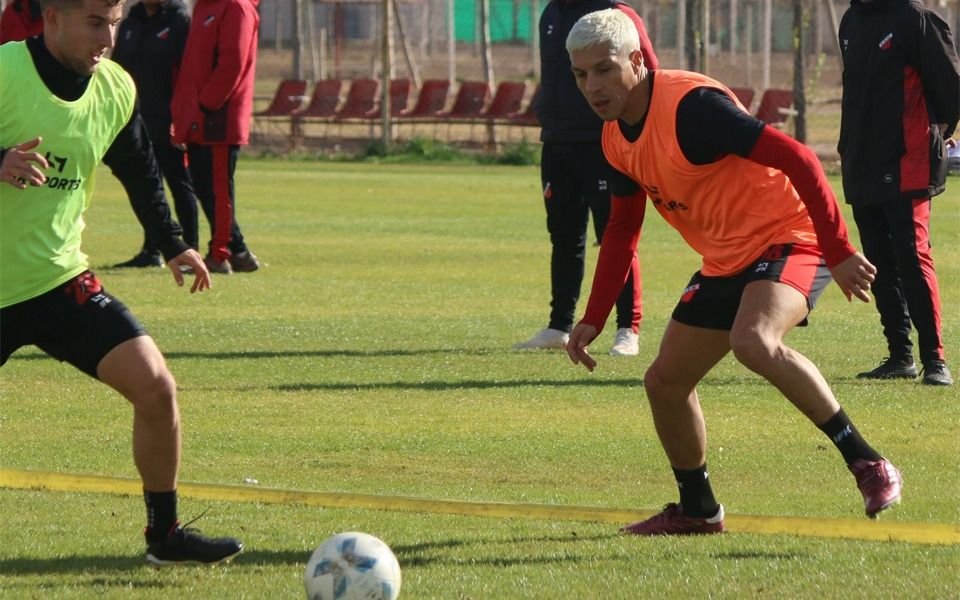 Enzo Pérez sorprendió con nuevo look y se entrenó con un equipo mendocino