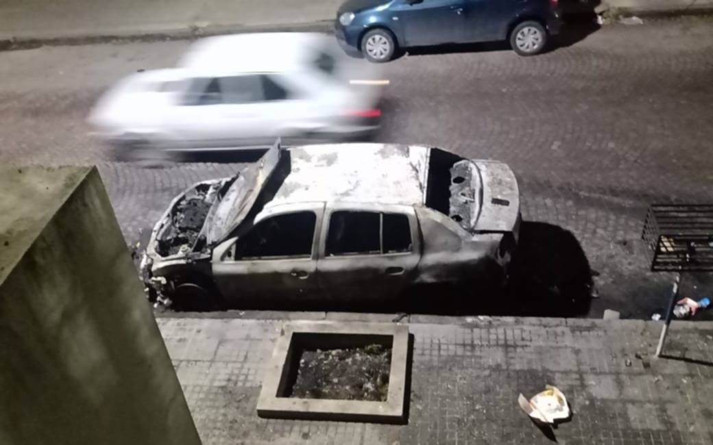Nuevo caso misterioso de un auto quemado en El Mondongo, a metros de 1 y 60