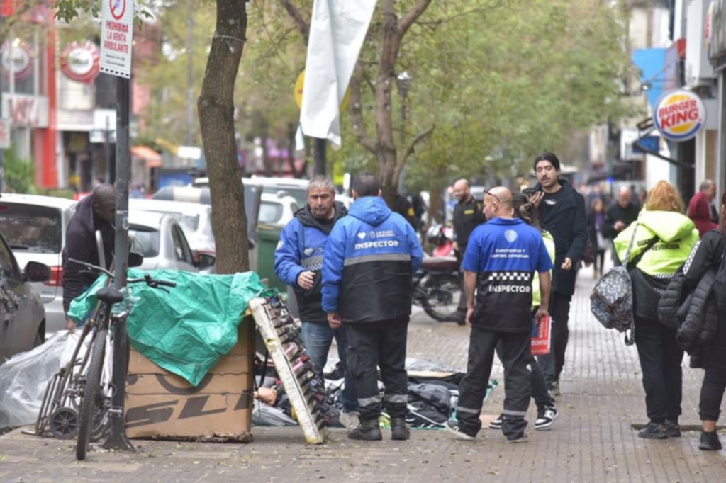 Ahora intiman a los manteros que no retiraron sus puestos del Centro