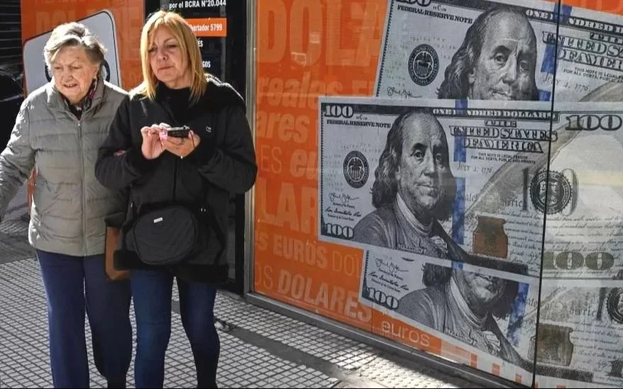 A cuánto cotizaría el dólar oficial a fin de año, según la estimación del mercado