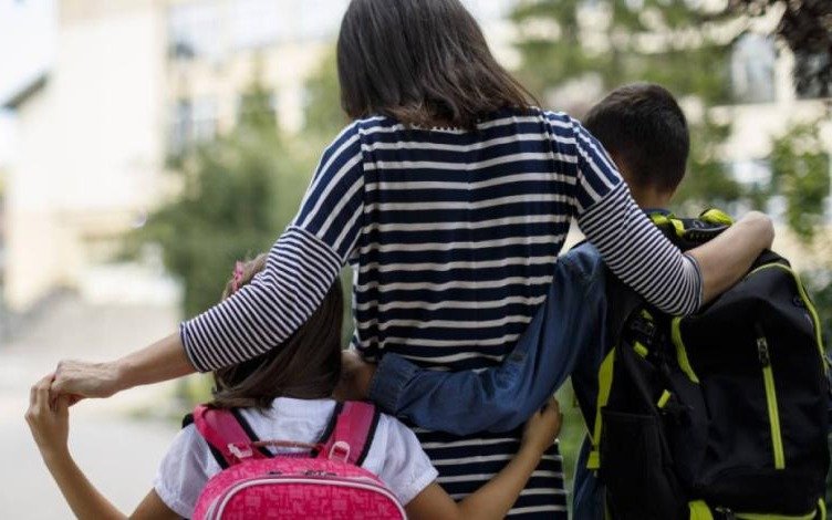 Cuatro de cada diez mujeres bonaerenses que crían a sus hijos solas no tiene trabajo formal
