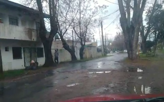 A metros de dos facultades: una calle “repleta” de pozos