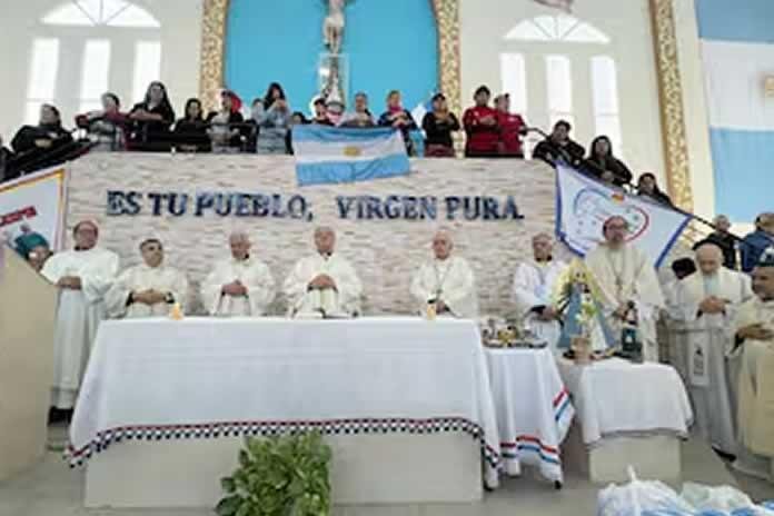 Una misa sin cánticos pero con mensajes contra la política social