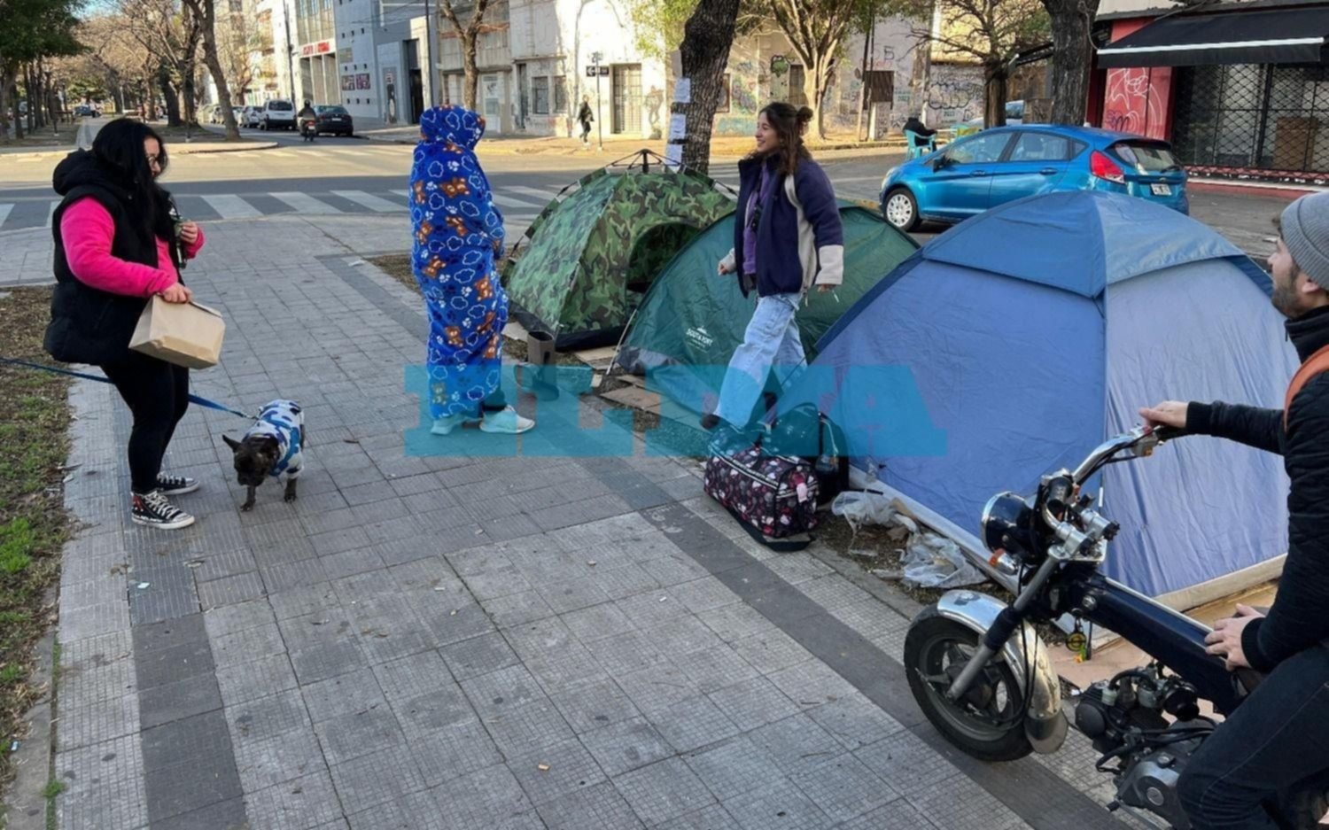 VIDEO. Furor en La Plata por Airbag: fanáticas acampan en el Club Atenas para el show del sábado