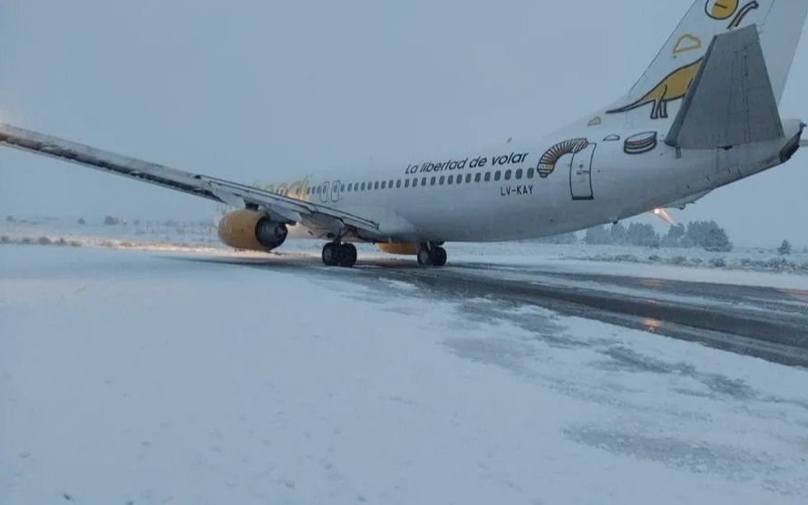 VIDEO. Susto en Bariloche: despistó un avión de Flybondi en medio de la nieve