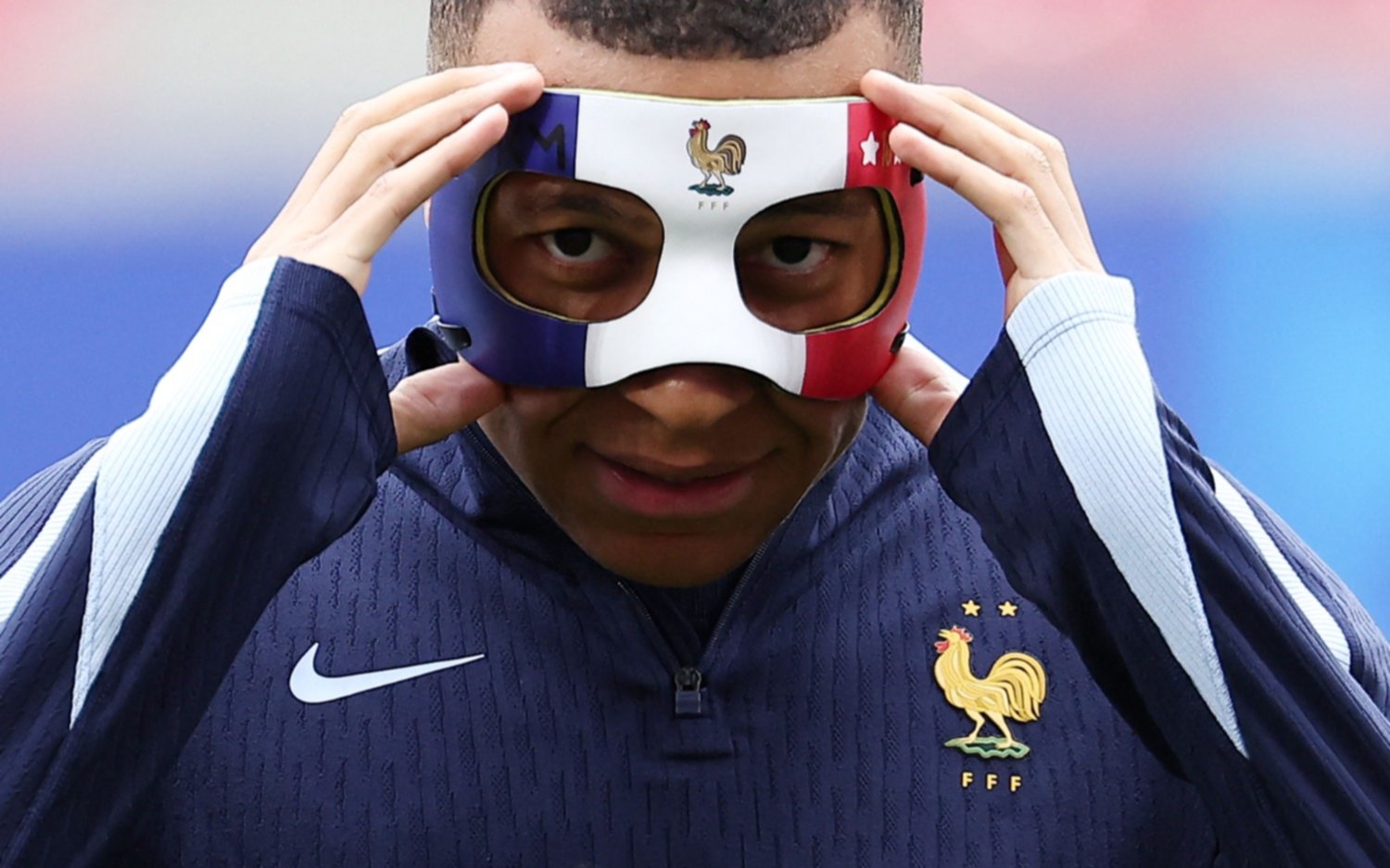 Tras la fractura de nariz, Mbappé se mostró con una máscara de Francia en los entrenamientos
