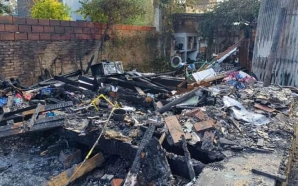 Vecinos movilizados por una familia que perdió todo en un incendio