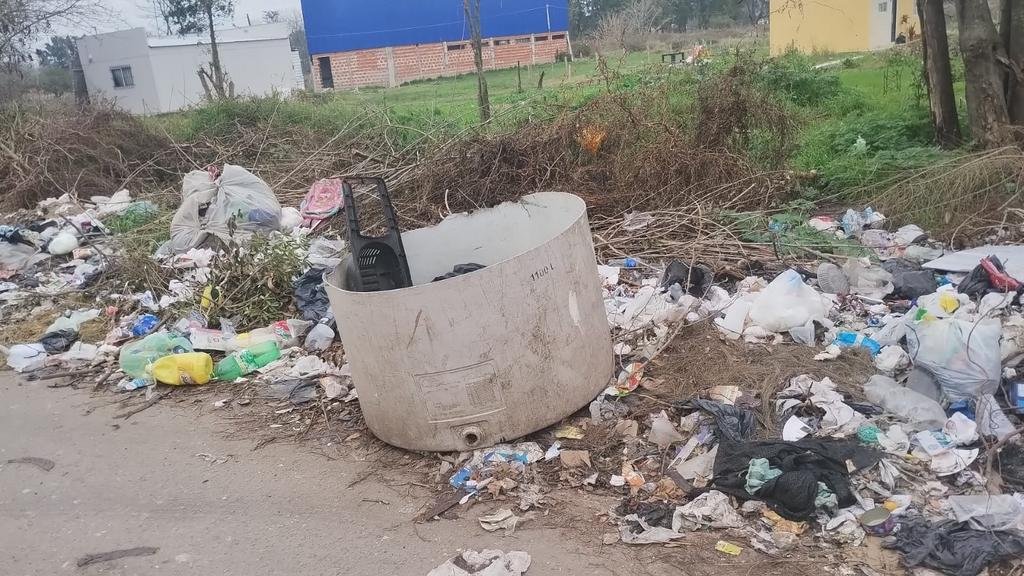 Enorme basural en la zona de 165 y 58, de Los Hornos