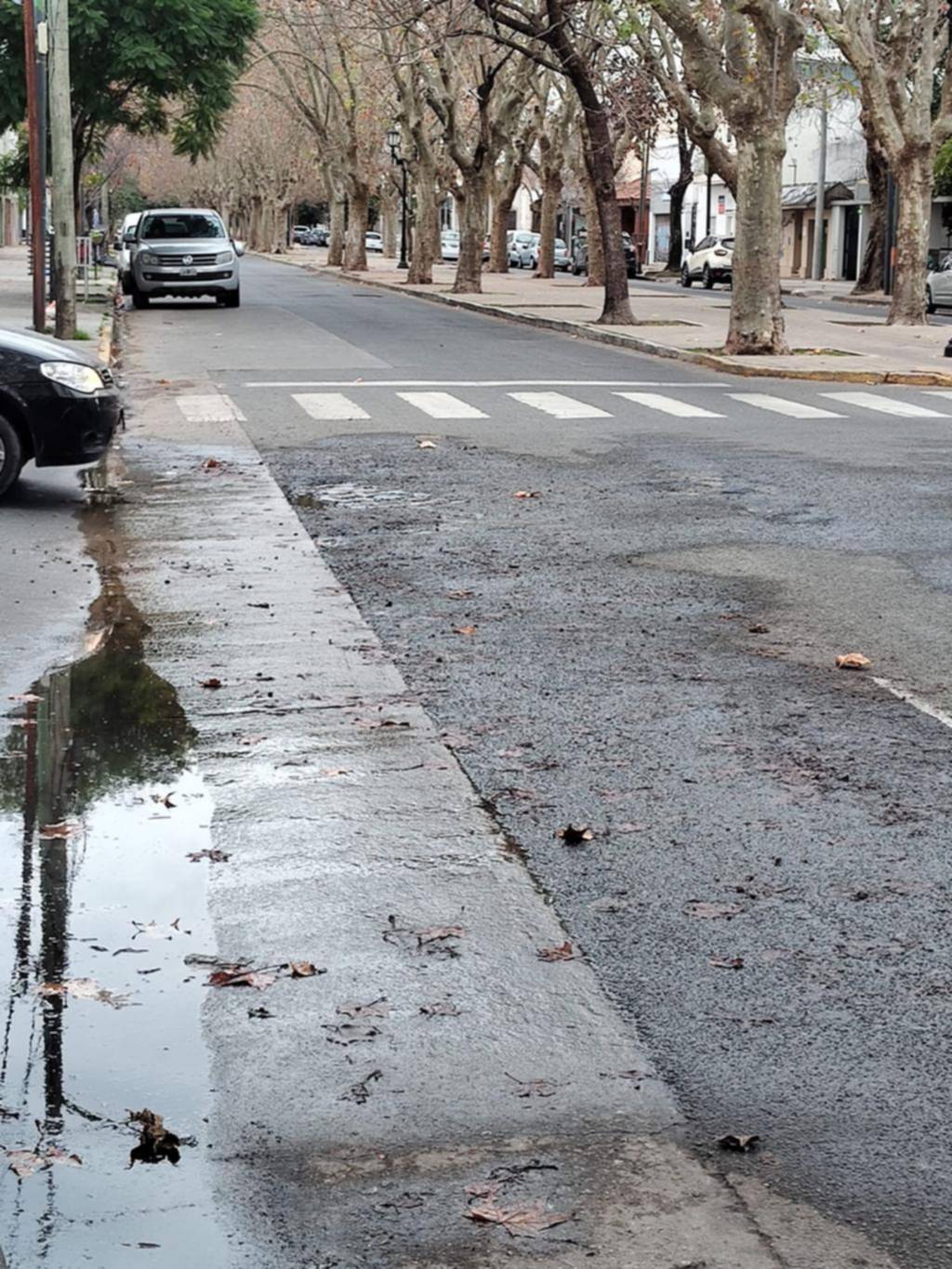 Asfalto destrozado en la esquina de 21 y 51