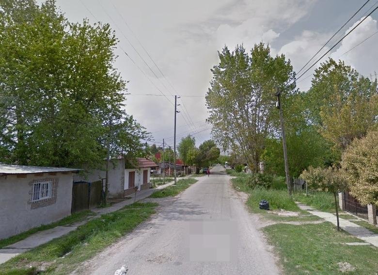 Feroz ataque motochorro con adoquines en La Plata