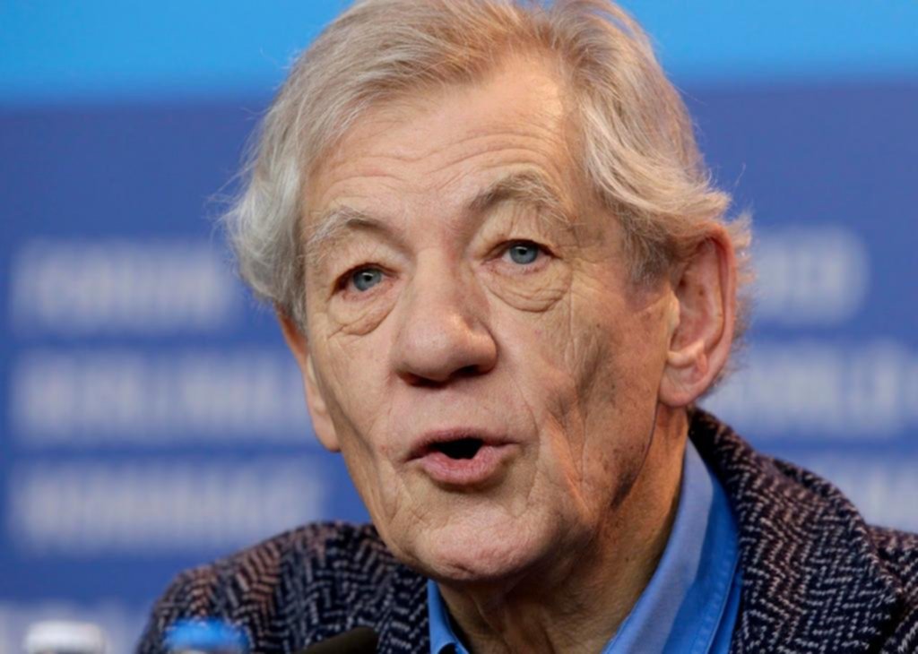 El actor inglés Ian McKellen se recupera tras haberse caído en un escenario