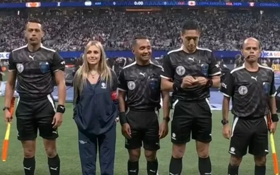 La pregunta que fue viral: ¿Qué hacía Morena Beltrán junto a los árbitros en Argentina vs Canadá?