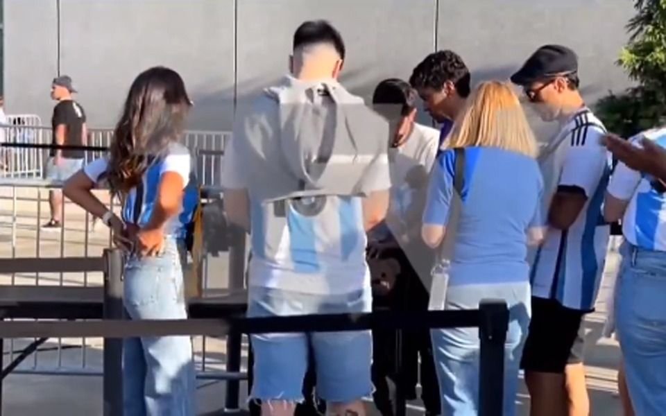 Video: el incómodo momento que pasó Antonela Roccuzzo en el ingreso al estadio donde jugó la Selección