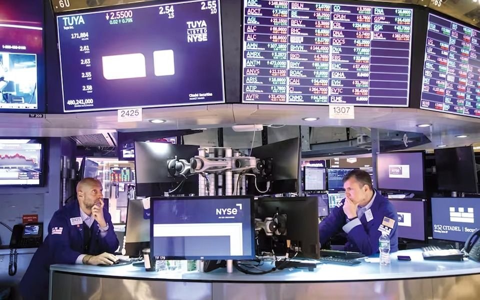 El riesgo país escala a 1.410 y siguen cayendo los bonos y acciones argentinos